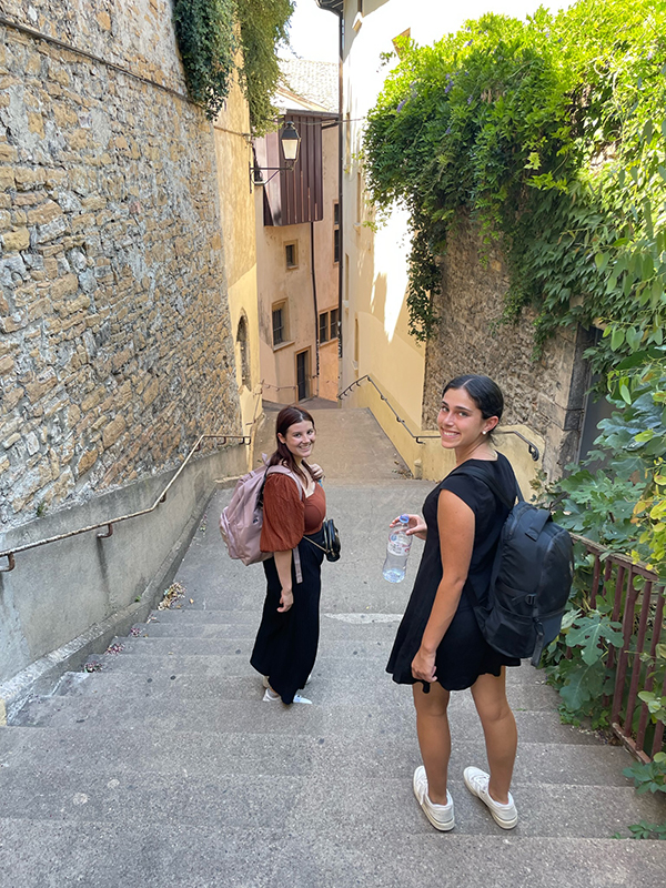 Two girls in a staircase in Lyon 