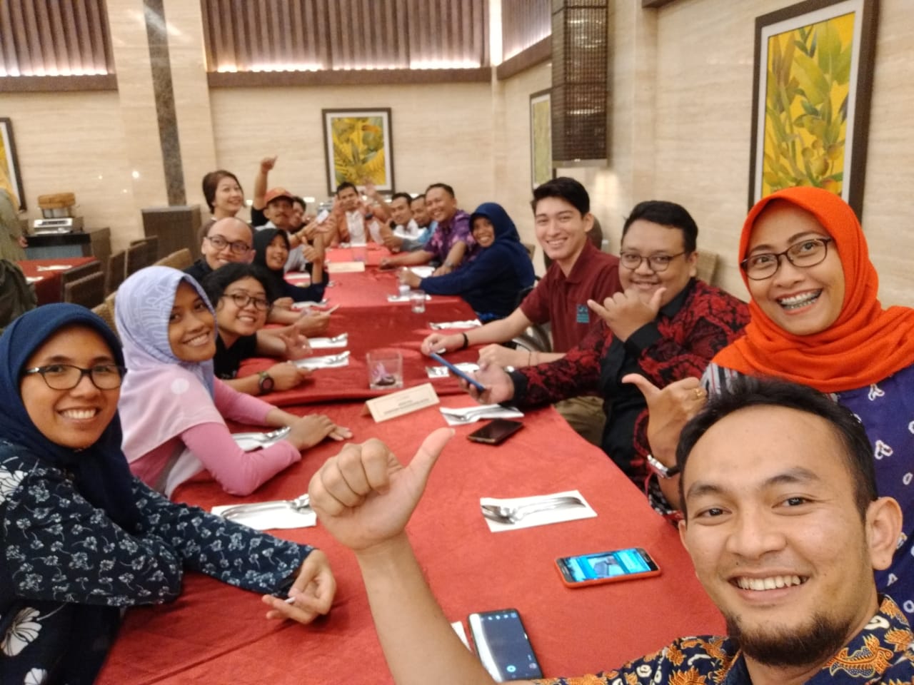 Selfie of a long crowded dinner table at a goodbye dinner