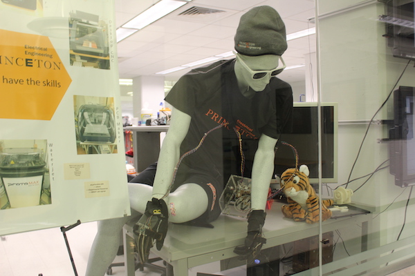 White mannequin with an ECE beanie and t-shirt in the car lab of the E-Quad