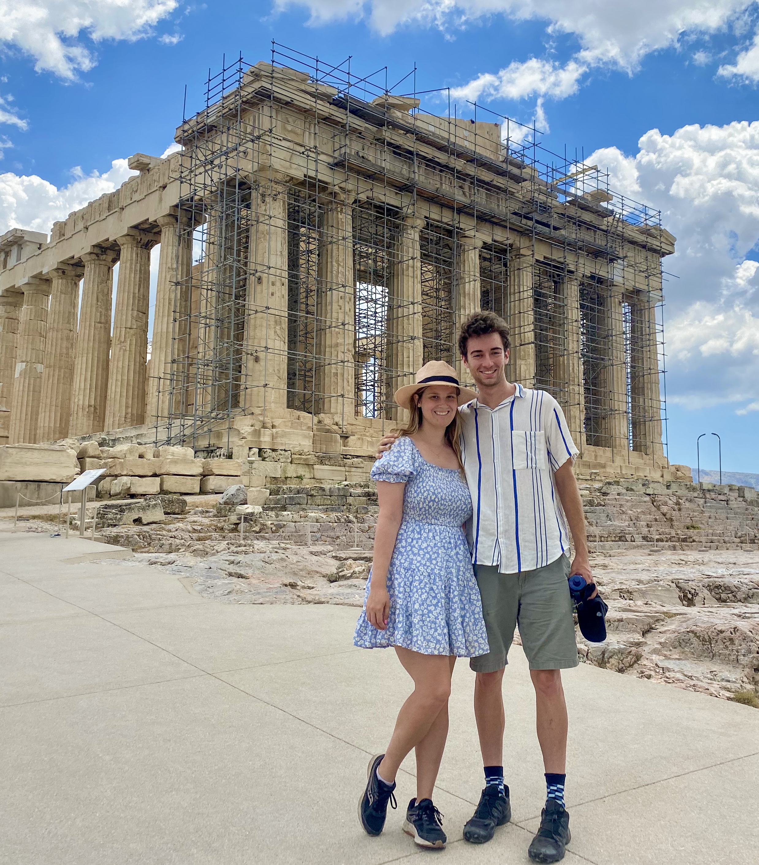 Couple posing in front of the parthenon