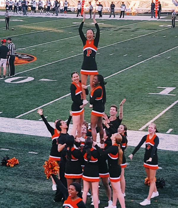 Princeton Cheer haciendo la pirámide humana en un partido de fútbol americano
