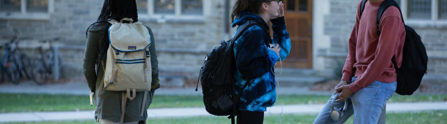 Estudiantes en el campus